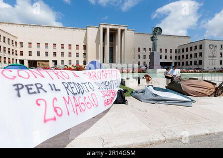 Protest für erschwingliche Studentenunterkünfte an der Universität Sapienza: Studenten lagern im Schatten der Minerva-Statue, symbolisiert Weisheit und Lernen, Stockfoto