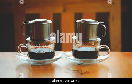 Tropischer schwarzer Kaffee im vietnamesischen Stil. Traditionelle Methode der Kaffeezubereitung. Stockfoto