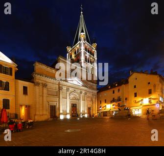 Annecy, Frankreich, 20. August 2020 : Eglise Notre-Dame-de-Liesse mit Sonnenschein, eine historische römisch-katholische Kirche in Annecy, Haute Savoie, Frankreich. Stockfoto