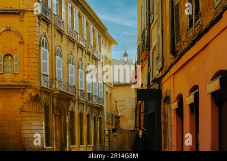 Blick auf die provence, die typische Stadt Aix en Provence mit alter Fassade am Morgen Stockfoto