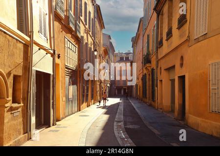 Blick auf die provence, die typische Stadt Aix en Provence mit alter Fassade am Morgen Stockfoto