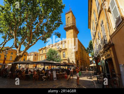 Aix-en-Provence, Frankreich - 09. Mai 2017. Der Platz mit Restaurantterrasse, Aix-en-Provence, ist eine angenehme und lebendige Stadt in französischer Landschaft. Prov Stockfoto