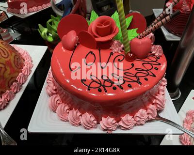 Nahaufnahme des roten сake mit dem Schild „Love“. Stockfoto