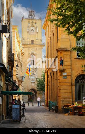 Aix-en-Provence, Frankreich - 27. Juni 2022 : Blick auf die provence, typische Stadt Aix en Provence mit altem Uhrenturm am Morgen Stockfoto