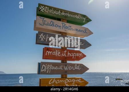 Holzschilder am Strand mit Meerblick. Stockfoto