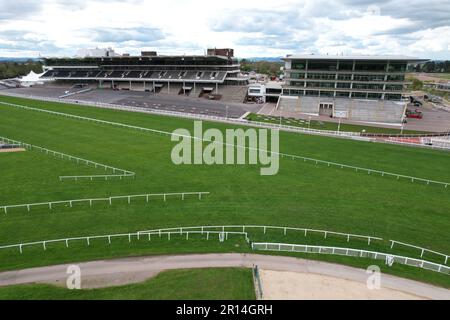 Cheltenham Rennbahn-Haupttribüne Drohne aus dem Tiefwinkel Stockfoto