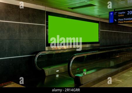 Leerer Reklametafelrahmen für Werbung am Flughafen. Stockfoto