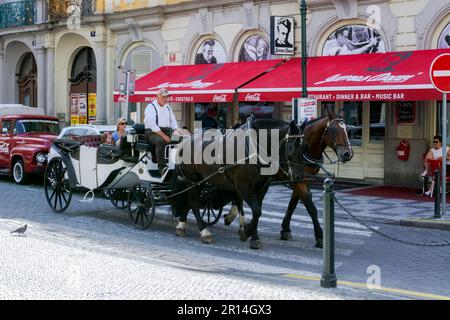 Prag, Tschechische Republik, Juli 26: Touristen und Besucher der Stadt machen Spaziergänge in einer Pferdekutsche durch die Straßen der Stadt Prag, Jul Stockfoto