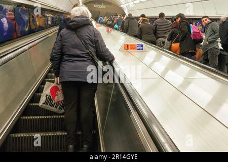 London, Vereinigtes Königreich - 01. Februar 2019: Rolltreppen in der Londoner U-Bahn hochfahren, Menschen auf beiden Seiten Stockfoto