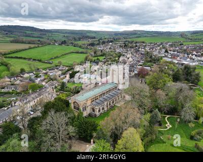 St. Peter's Church Winchcombe Gloucestershire, Großbritannien aus der Vogelperspektive im Frühling Stockfoto