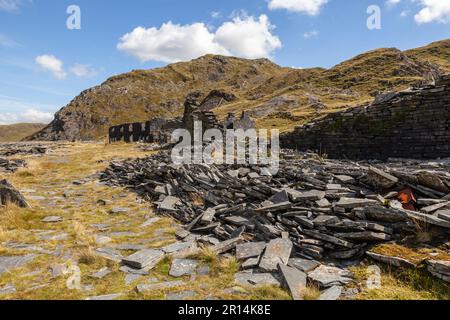 Verfallene Gebäude stehen auf dem jetzt stillgelegten Gelände des ehemaligen Rhosydd Slate Quarry. Parc Cenedlaethol Eryri/Snowdonia National Park Stockfoto