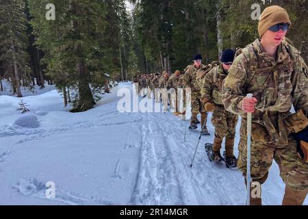 Skovde, Schweden. 16. April 2023. Fallschirmjäger der Armee mit einer Kompanie, 1. Bataillon, 503. Parachute Infanterie-Regiment, 173. Luftwaffe, marschieren auf einen Berggipfel in Schneeschuhen während eines Bergsteigerkurses im NATO Mountain Warfare Center of Excellence in Skovde, Schweden, 16. April 2023. Die Fallschirmjäger verbrachten fünf Tage damit, von slowenischen Ausbildern zu lernen, wie man sich in den rauen Bedingungen der slowenischen Alpen bewegt, überlebt und kämpft. Die 173. Luftwaffe ist die Armee-Noteinsatztruppe in Europa, die in der Lage ist, einsatzbereite Truppen überall in den USA zu projizieren Europa, Afrika o Stockfoto