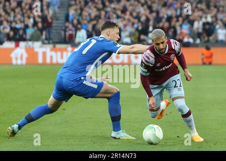 West Ham United's Said Benrahma tritt gegen AZ Alkmaar Sam Beukema während der Halbfinale 1. der Europa Conference League zwischen West Ham United und AZ Alkmaar im London Stadium, Stratford, am Donnerstag, den 11. Mai 2023, an. (Foto: Michael Driver | MI News) Guthaben: MI News & Sport /Alamy Live News Stockfoto