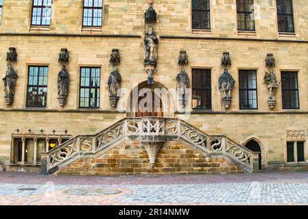 Treppe zum Rathaus von Osnabrück Blick auf die Fassade des historischen Gebäudes, in dem der Frieden von Westfalen 1648 beschlossen wurde Stockfoto