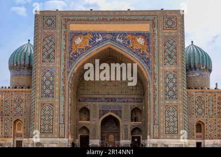 Detaildarstellung des oberen Portals und der blau gerippten Kuppeln des sher-dor-Madrasah-registan-Platzes samarkand usbekistan Stockfoto