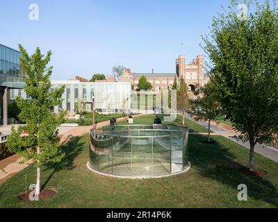 Halbkreis von Dan Graham im Florenzer Steinberg weil Skulpturengarten Stockfoto