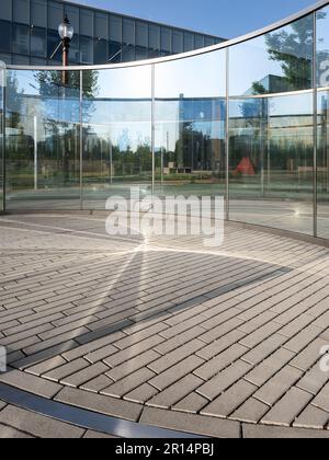 Halbkreis von Dan Graham im Florenzer Steinberg weil Skulpturengarten Stockfoto