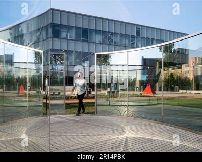 Halbkreis von Dan Graham im Florenzer Steinberg weil Skulpturengarten Stockfoto