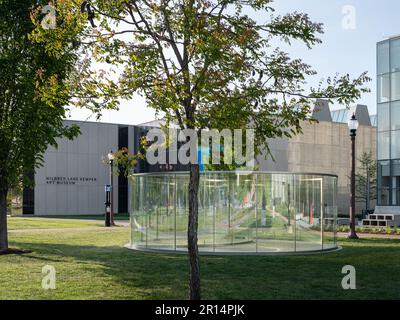 Halbkreis von Dan Graham im Florenzer Steinberg weil Skulpturengarten Stockfoto