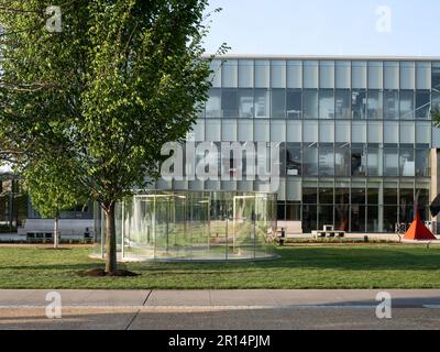 Halbkreis von Dan Graham im Florenzer Steinberg weil Skulpturengarten Stockfoto