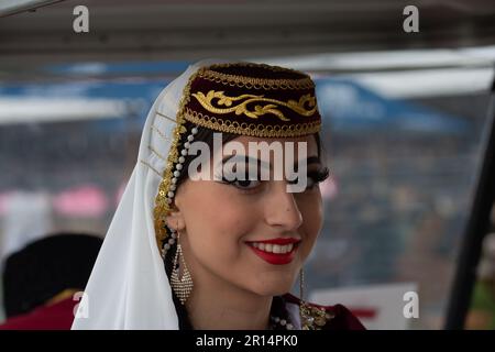 Windsor, Berkshire, Großbritannien. 11. Mai 2023. Trotz des sintflutartigen Regens hat die Vorstellung von Aserbaidschan, Land of Fire bei der Royal Windsor Horse Show die Massen begeistert. Kredit: Maureen McLean/Alamy Live News Stockfoto