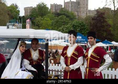 Windsor, Berkshire, Großbritannien. 11. Mai 2023. Trotz des sintflutartigen Regens hat die Vorstellung von Aserbaidschan, Land of Fire bei der Royal Windsor Horse Show die Massen begeistert. Kredit: Maureen McLean/Alamy Live News Stockfoto