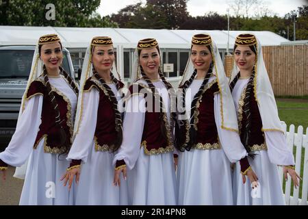 Windsor, Berkshire, Großbritannien. 11. Mai 2023. Trotz des sintflutartigen Regens hat die Vorstellung von Aserbaidschan, Land of Fire bei der Royal Windsor Horse Show die Massen begeistert. Kredit: Maureen McLean/Alamy Live News Stockfoto