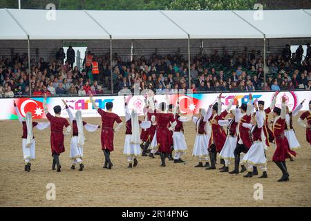 Windsor, Berkshire, Großbritannien. 11. Mai 2023. Trotz des sintflutartigen Regens hat die Vorstellung von Aserbaidschan, Land of Fire bei der Royal Windsor Horse Show die Massen begeistert. Kredit: Maureen McLean/Alamy Live News Stockfoto