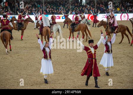 Windsor, Berkshire, Großbritannien. 11. Mai 2023. Trotz des sintflutartigen Regens hat die Vorstellung von Aserbaidschan, Land of Fire bei der Royal Windsor Horse Show die Massen begeistert. Kredit: Maureen McLean/Alamy Live News Stockfoto