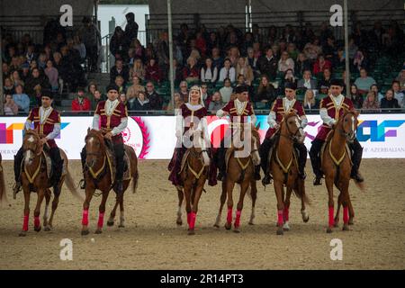 Windsor, Berkshire, Großbritannien. 11. Mai 2023. Trotz des sintflutartigen Regens hat die Vorstellung von Aserbaidschan, Land of Fire bei der Royal Windsor Horse Show die Massen begeistert. Kredit: Maureen McLean/Alamy Live News Stockfoto