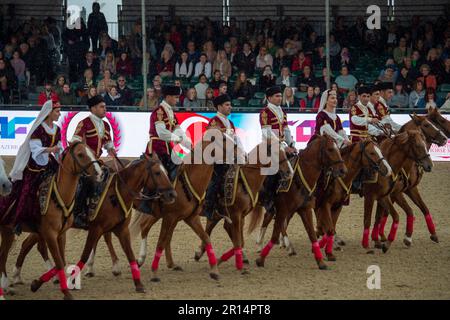 Windsor, Berkshire, Großbritannien. 11. Mai 2023. Trotz des sintflutartigen Regens hat die Vorstellung von Aserbaidschan, Land of Fire bei der Royal Windsor Horse Show die Massen begeistert. Kredit: Maureen McLean/Alamy Live News Stockfoto