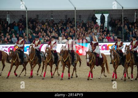 Windsor, Berkshire, Großbritannien. 11. Mai 2023. Trotz des sintflutartigen Regens hat die Vorstellung von Aserbaidschan, Land of Fire bei der Royal Windsor Horse Show die Massen begeistert. Kredit: Maureen McLean/Alamy Live News Stockfoto