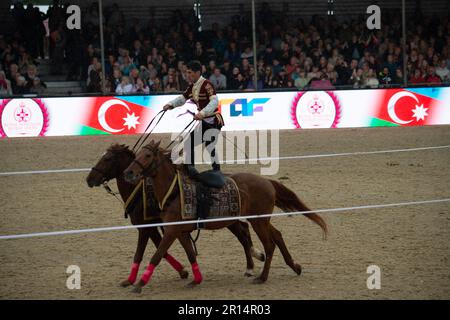 Windsor, Berkshire, Großbritannien. 11. Mai 2023. Trotz des sintflutartigen Regens hat die Vorstellung von Aserbaidschan, Land of Fire bei der Royal Windsor Horse Show die Massen begeistert. Kredit: Maureen McLean/Alamy Live News Stockfoto