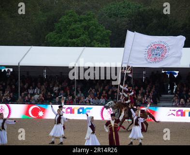 Windsor, Berkshire, Großbritannien. 11. Mai 2023. Trotz des sintflutartigen Regens hat die Vorstellung von Aserbaidschan, Land of Fire bei der Royal Windsor Horse Show die Massen begeistert. Kredit: Maureen McLean/Alamy Live News Stockfoto