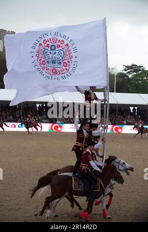 Windsor, Berkshire, Großbritannien. 11. Mai 2023. Trotz des sintflutartigen Regens hat die Vorstellung von Aserbaidschan, Land of Fire bei der Royal Windsor Horse Show die Massen begeistert. Kredit: Maureen McLean/Alamy Live News Stockfoto