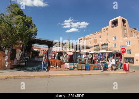 Santa Fe, New Mexico, USA - 5. Mai 2023: Ein Blick auf eine Straße in Downtown Santa Fe, NM. Stockfoto