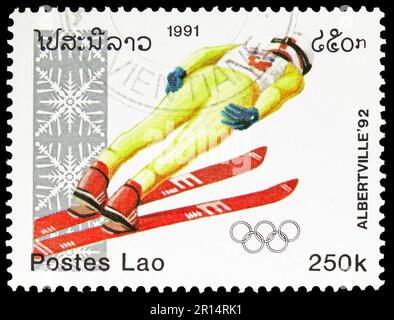 MOSKAU, RUSSLAND - 08. APRIL 2023: Poststempel gedruckt in Laos zeigt Ski Jumping, Olympische Winterspiele 1992 - Albertville Serie, um 1991 Stockfoto