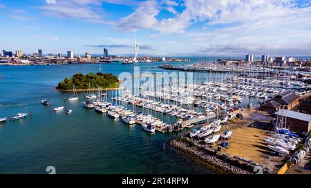 Luftaufnahme der Marina of Gosport hinter Burrow Island im Hafen von Portsmouth im Süden Englands an der Kanalküste Stockfoto