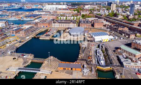 Blick aus der Vogelperspektive auf Portsmouth Historic Dockyard und die alte HMS Victory der Royal Navy, die HMS M33 sowie das Mary Rose Museum auf dem English Chann Stockfoto