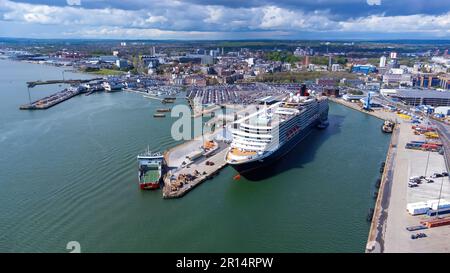 Queen Victoria Kreuzfahrtschiff im Hafen von Southampton an der Kanalküste in Südengland, Großbritannien - Dies ist ein Schiff der Vista-Klasse Stockfoto