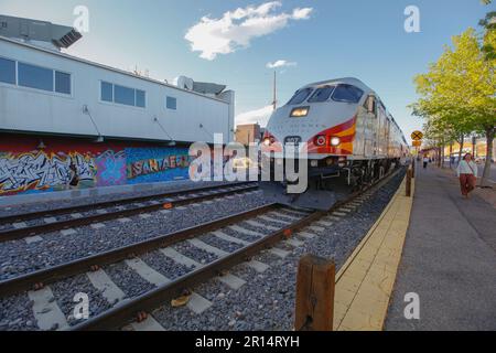 Santa Fe, New Mexico, USA - Mai 5 2023: Der Rail Runner Train in der Train Depot Region von Santa Fe, NM. Stockfoto