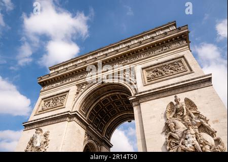 Paris, Triumphbogen am blauen Himmel, wunderschönes Denkmal Stockfoto