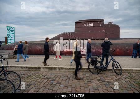 Nijmegen, Niederlande. 11. Mai 2023. NIJMEGEN, NIEDERLANDE - MAI 11: Ein altes deutsches U-Boot, das vorübergehend in Nijmegen angelegt hat. Das U-Boot ist 48 Meter lang und wurde zwischen 1970 und 2010 benutzt. Das U-Boot kommt von Kiel und ist über Nijmegen auf dem Weg zum Technologiemuseum Speyer. Während seines Aufenthalts in Nijmegen zog es viele Zuschauer an. Auf der Waalkade am 11. Mai 2023 in Nijmegen, Niederlande (Foto von John Beckmann/Orange Pictures). Kredit: Orange Pics BV/Alamy Live News Stockfoto
