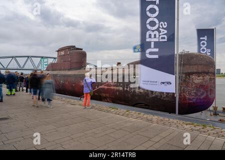 Nijmegen, Niederlande. 11. Mai 2023. NIJMEGEN, NIEDERLANDE - MAI 11: Ein altes deutsches U-Boot, das vorübergehend in Nijmegen angelegt hat. Das U-Boot ist 48 Meter lang und wurde zwischen 1970 und 2010 benutzt. Das U-Boot kommt von Kiel und ist über Nijmegen auf dem Weg zum Technologiemuseum Speyer. Während seines Aufenthalts in Nijmegen zog es viele Zuschauer an. Auf der Waalkade am 11. Mai 2023 in Nijmegen, Niederlande (Foto von John Beckmann/Orange Pictures). Kredit: Orange Pics BV/Alamy Live News Stockfoto