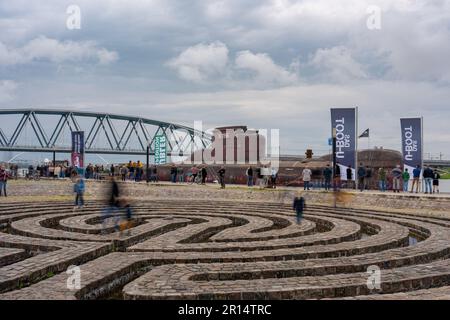 Nijmegen, Niederlande. 11. Mai 2023. NIJMEGEN, NIEDERLANDE - MAI 11: Ein altes deutsches U-Boot, das vorübergehend in Nijmegen angelegt hat. Das U-Boot ist 48 Meter lang und wurde zwischen 1970 und 2010 benutzt. Das U-Boot kommt von Kiel und ist über Nijmegen auf dem Weg zum Technologiemuseum Speyer. Während seines Aufenthalts in Nijmegen zog es viele Zuschauer an. Auf der Waalkade am 11. Mai 2023 in Nijmegen, Niederlande (Foto von John Beckmann/Orange Pictures). Kredit: Orange Pics BV/Alamy Live News Stockfoto