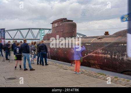 Nijmegen, Niederlande. 11. Mai 2023. NIJMEGEN, NIEDERLANDE - MAI 11: Ein altes deutsches U-Boot, das vorübergehend in Nijmegen angelegt hat. Das U-Boot ist 48 Meter lang und wurde zwischen 1970 und 2010 benutzt. Das U-Boot kommt von Kiel und ist über Nijmegen auf dem Weg zum Technologiemuseum Speyer. Während seines Aufenthalts in Nijmegen zog es viele Zuschauer an. Auf der Waalkade am 11. Mai 2023 in Nijmegen, Niederlande (Foto von John Beckmann/Orange Pictures). Kredit: Orange Pics BV/Alamy Live News Stockfoto