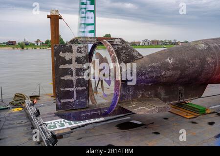 Nijmegen, Niederlande. 11. Mai 2023. NIJMEGEN, NIEDERLANDE - MAI 11: Ein altes deutsches U-Boot, das vorübergehend in Nijmegen angelegt hat. Das U-Boot ist 48 Meter lang und wurde zwischen 1970 und 2010 benutzt. Das U-Boot kommt von Kiel und ist über Nijmegen auf dem Weg zum Technologiemuseum Speyer. Während seines Aufenthalts in Nijmegen zog es viele Zuschauer an. Auf der Waalkade am 11. Mai 2023 in Nijmegen, Niederlande (Foto von John Beckmann/Orange Pictures). Kredit: Orange Pics BV/Alamy Live News Stockfoto