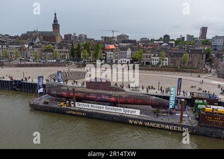 Nijmegen, Niederlande. 11. Mai 2023. NIJMEGEN, NIEDERLANDE - MAI 11: Ein altes deutsches U-Boot, das vorübergehend in Nijmegen angelegt hat. Das U-Boot ist 48 Meter lang und wurde zwischen 1970 und 2010 benutzt. Das U-Boot kommt von Kiel und ist über Nijmegen auf dem Weg zum Technologiemuseum Speyer. Während seines Aufenthalts in Nijmegen zog es viele Zuschauer an. Auf der Waalkade am 11. Mai 2023 in Nijmegen, Niederlande (Foto von John Beckmann/Orange Pictures). Kredit: Orange Pics BV/Alamy Live News Stockfoto