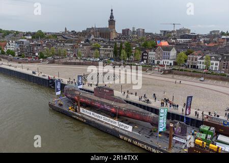 Nijmegen, Niederlande. 11. Mai 2023. NIJMEGEN, NIEDERLANDE - MAI 11: Ein altes deutsches U-Boot, das vorübergehend in Nijmegen angelegt hat. Das U-Boot ist 48 Meter lang und wurde zwischen 1970 und 2010 benutzt. Das U-Boot kommt von Kiel und ist über Nijmegen auf dem Weg zum Technologiemuseum Speyer. Während seines Aufenthalts in Nijmegen zog es viele Zuschauer an. Auf der Waalkade am 11. Mai 2023 in Nijmegen, Niederlande (Foto von John Beckmann/Orange Pictures). Kredit: Orange Pics BV/Alamy Live News Stockfoto