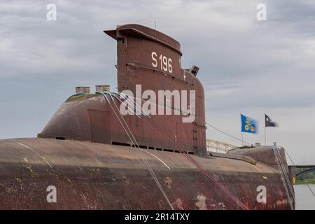 Nijmegen, Niederlande. 11. Mai 2023. NIJMEGEN, NIEDERLANDE - MAI 11: Ein altes deutsches U-Boot, das vorübergehend in Nijmegen angelegt hat. Das U-Boot ist 48 Meter lang und wurde zwischen 1970 und 2010 benutzt. Das U-Boot kommt von Kiel und ist über Nijmegen auf dem Weg zum Technologiemuseum Speyer. Während seines Aufenthalts in Nijmegen zog es viele Zuschauer an. Auf der Waalkade am 11. Mai 2023 in Nijmegen, Niederlande (Foto von John Beckmann/Orange Pictures). Kredit: Orange Pics BV/Alamy Live News Stockfoto